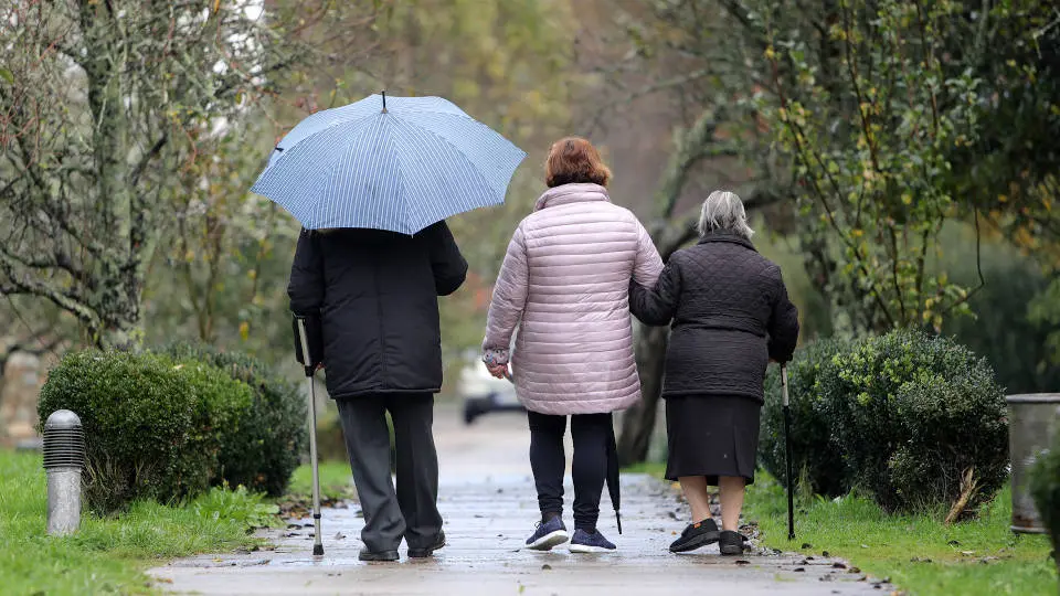 Tres personas paseando. EP