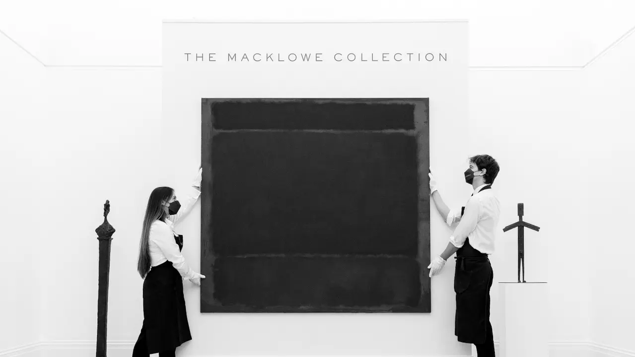 Dos empleados de una casa de subastas mientras cuelgan la obra "Untitled", del estadounidense Mark Rothko. EFE