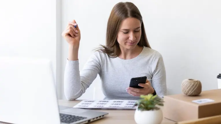 Una persona consultando el teléfono móvil. AGN