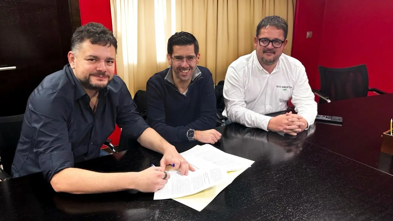 Rafael Villaverde, CEO de cloud.gal; Javier Vidal, CEO de Norvoz; y Pere Antentas, CEO de Rede Aberta.EP