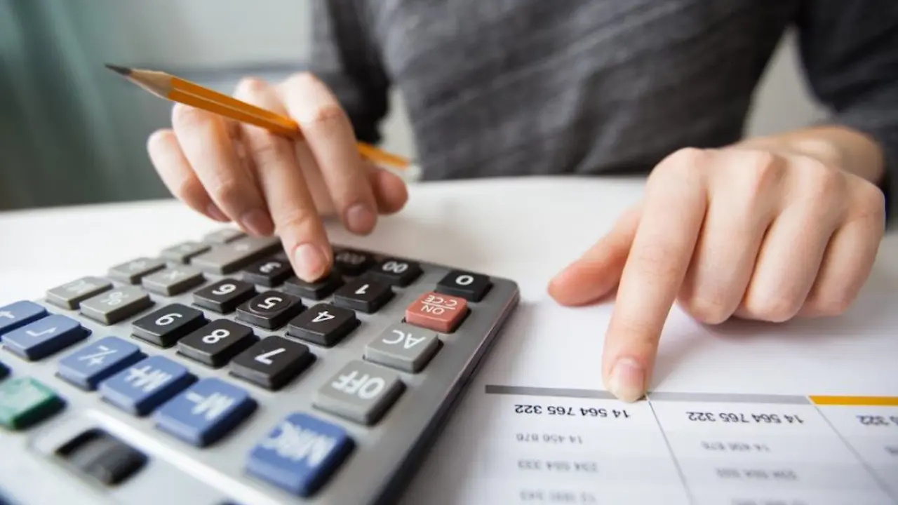 Una persona hace cuentas utilizando una calculadora. EP