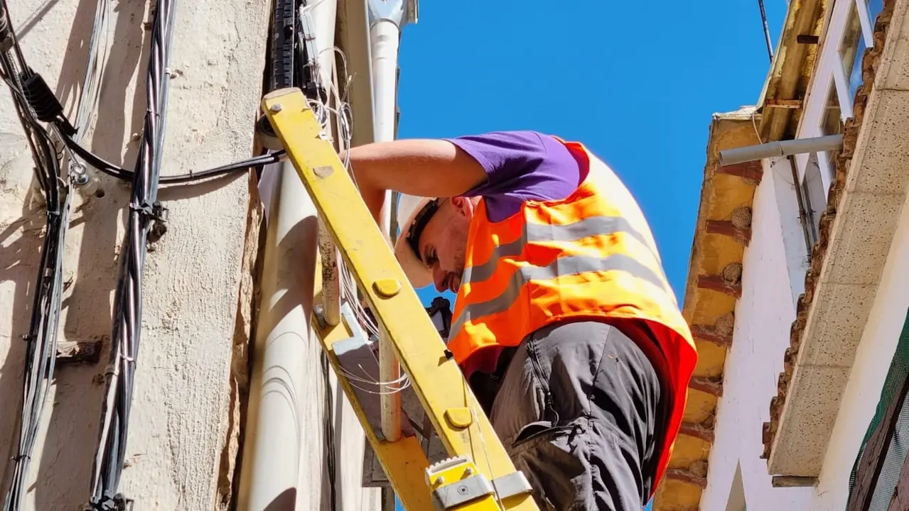 Técnico instalador de fibra óptica. Adamo