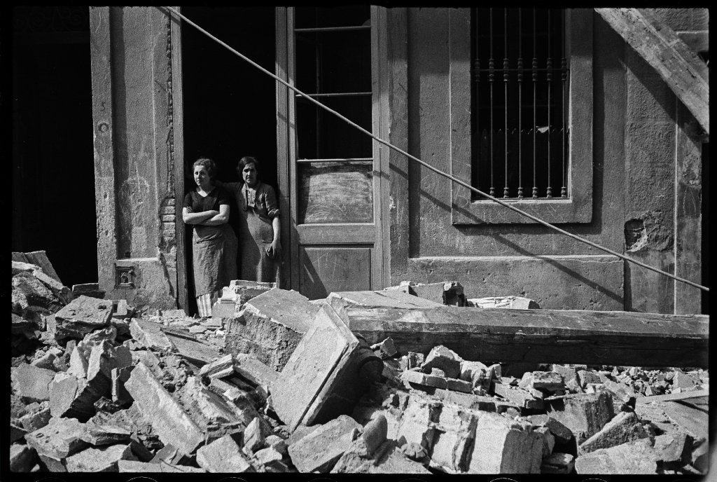 Dúas mulleres observan os efectos dun bombardeo en Barcelona/EFE