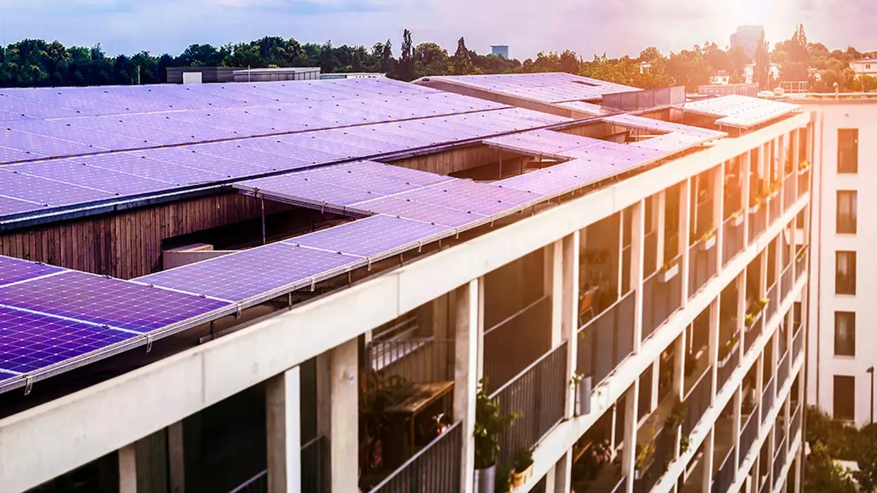 Placas solares en un tejado.EP