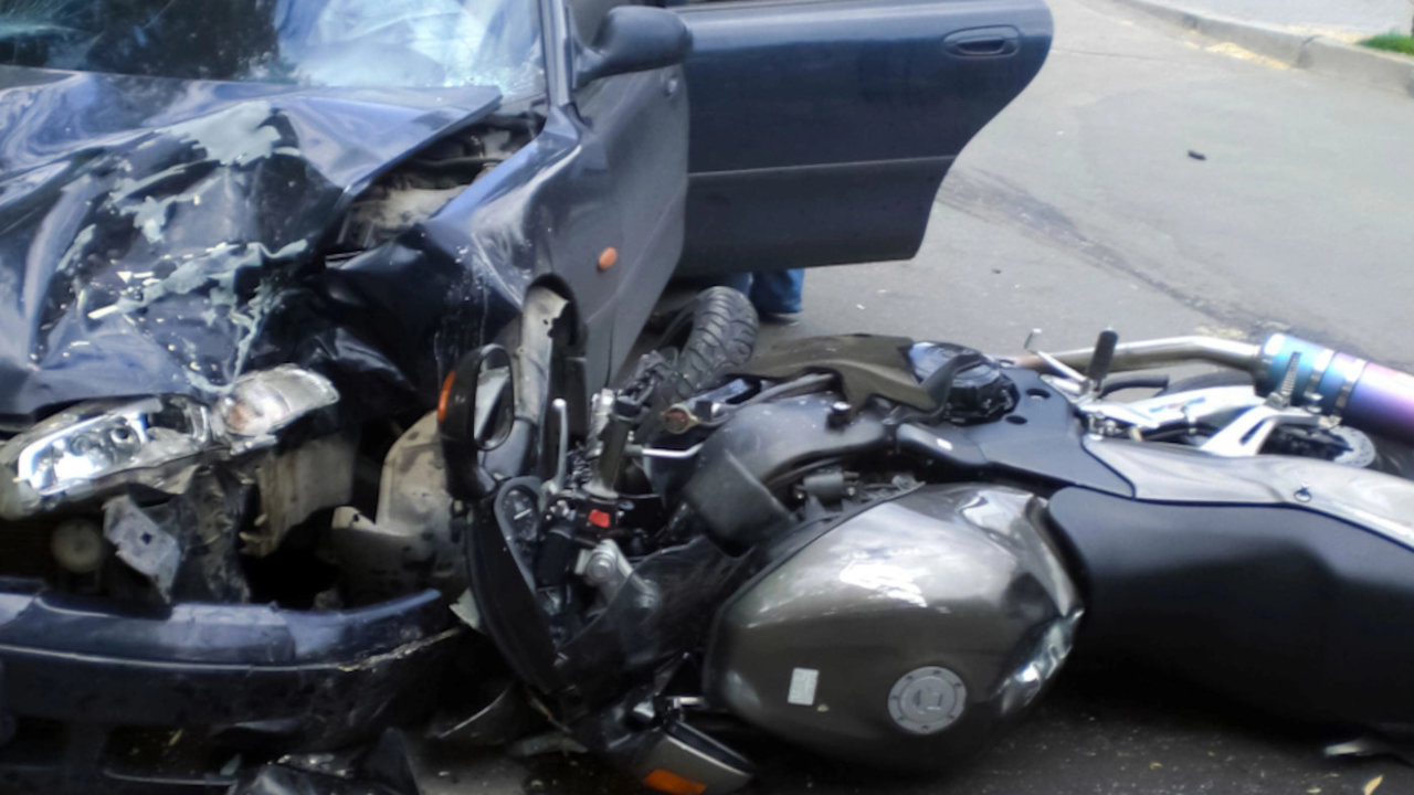 Accidente con un turismo y una moto implicados.DGT