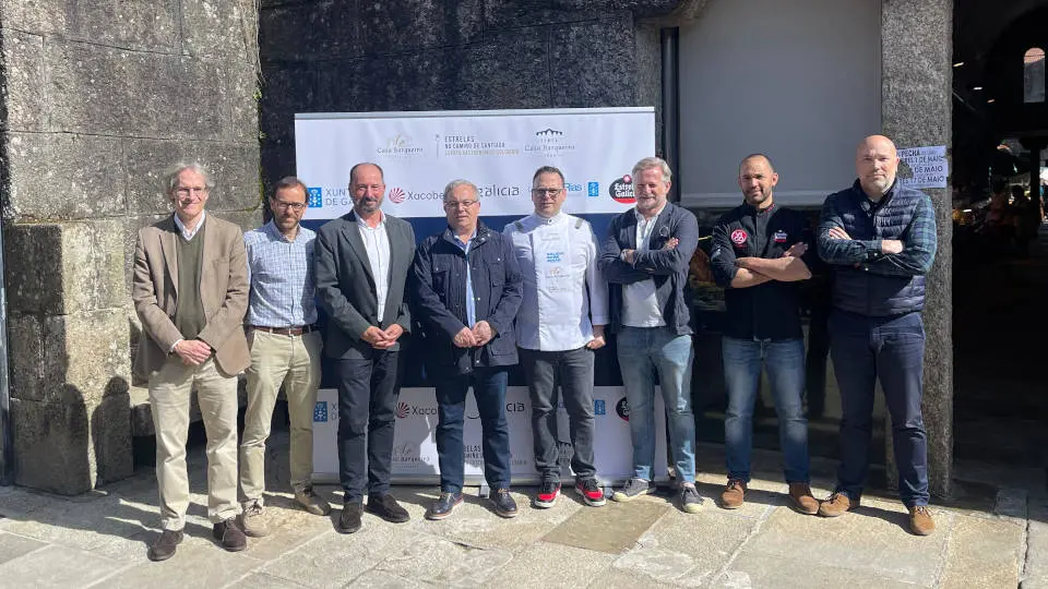 Xosé Meirelles presentó el evento junto a miembros de la Asociación Síndrome X Fráxil y Alberto García, de Hijos de Rivera. EP