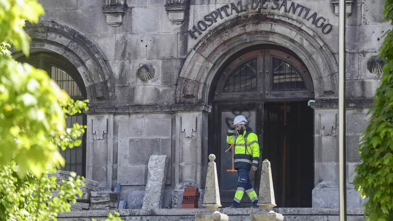 Puerta del antiguo Hospital Xeral. NACHO SANTÁS