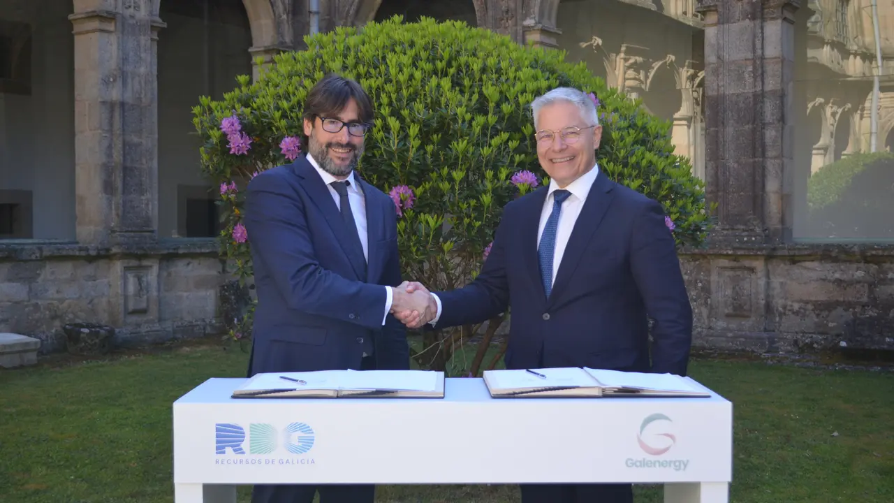 Emilio Bruquetas y José Núñez García, en la firma del acuerdo. EP