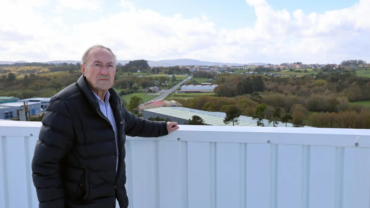 Carlos Fondevila, en los tejados de Nudesa.EP
