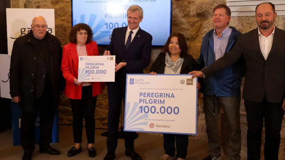 El de&aacute;n de la catedral, la alcaldesa de Santiago, el presidente de la Xunta y el director de Turismo recibieron a la peregrina 100.000. PEPE FERR&Iacute;N