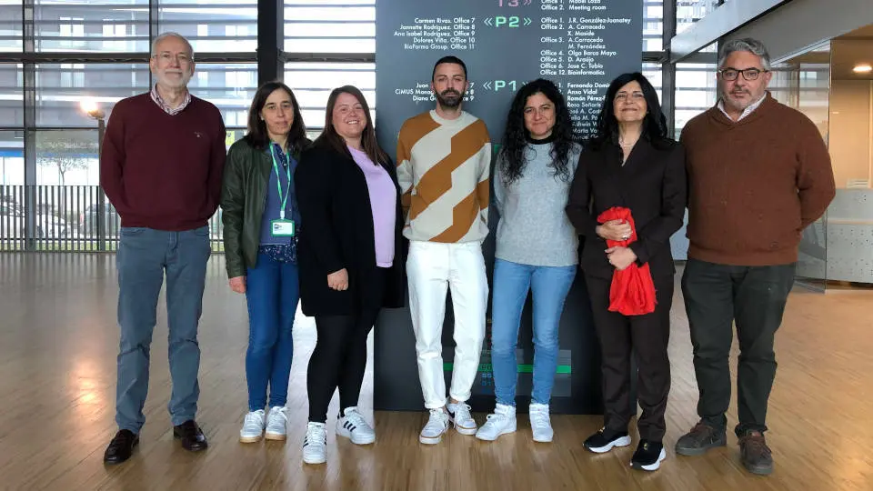 Los investigadores del Cimus, con Cameselle el primero por la izquierda y Álvarez, segunda por la derecha. EP