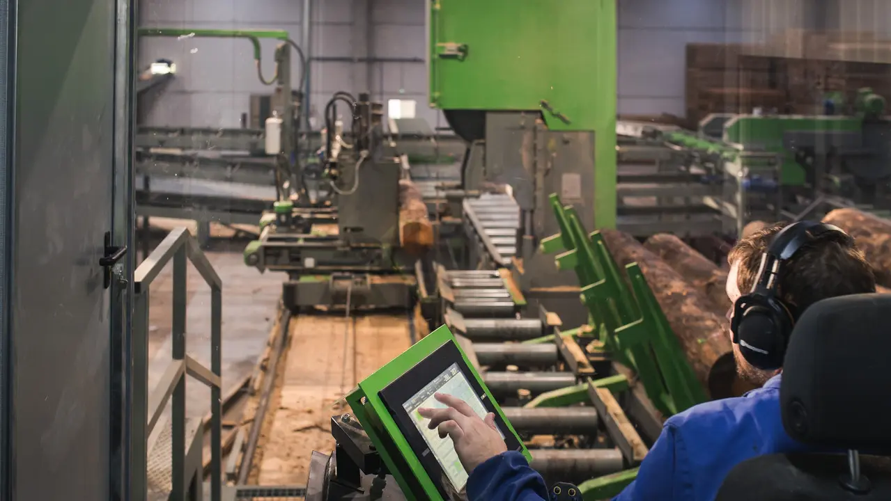 Un operario trabajando en un aserradero.EP