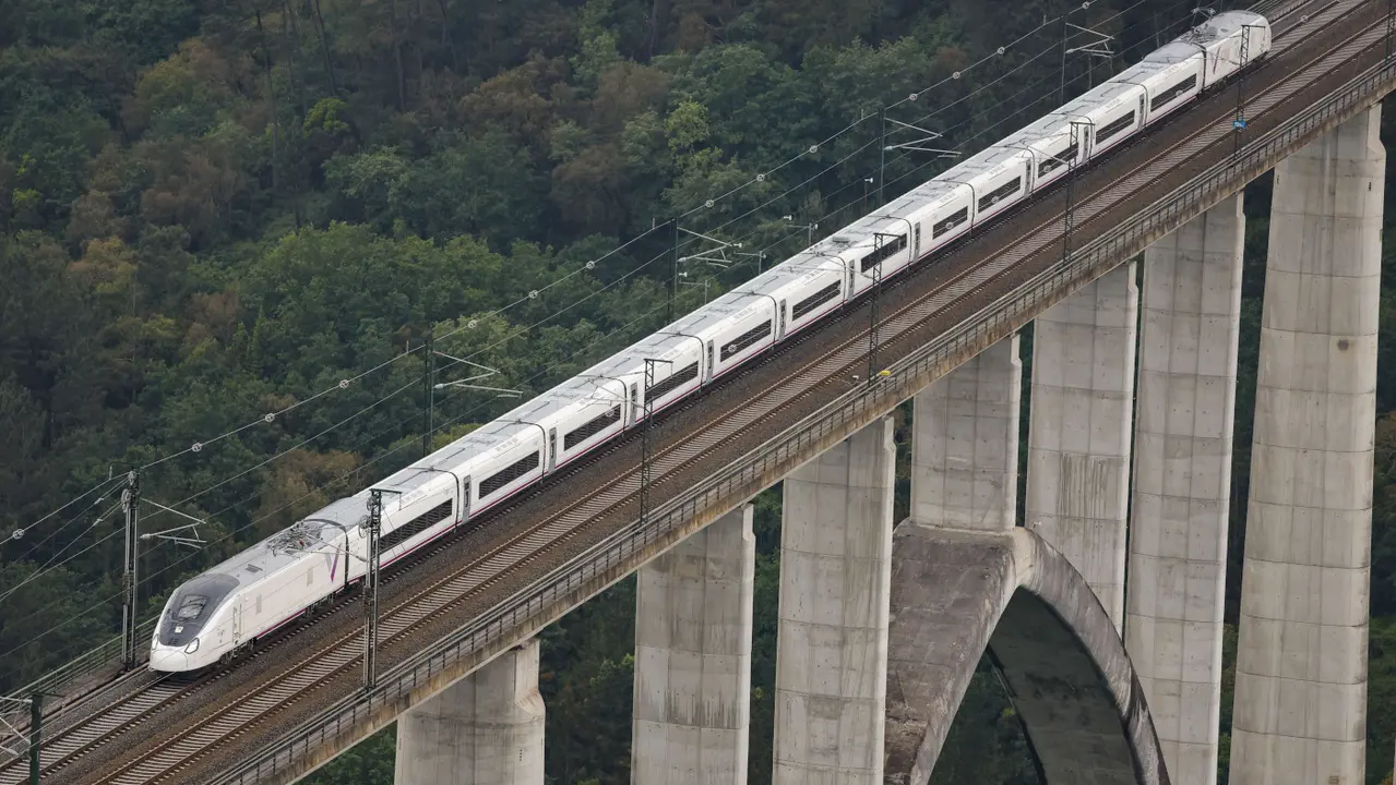 Un Ave a su paso por el viaducto de Gundián, que conecta A Estrada y Vedra. LAVANDEIRA (EFE)