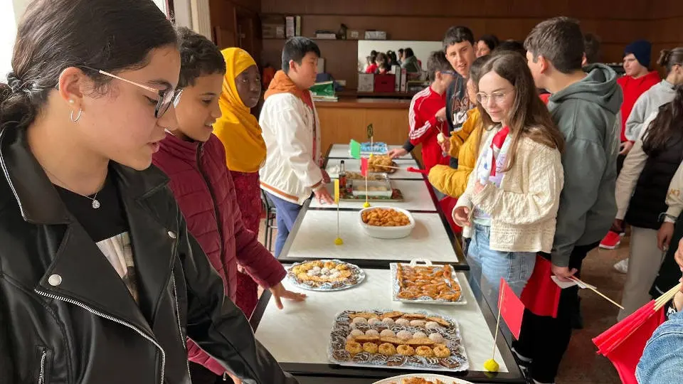 Uno de los actos con los que el IES Pedregal de Irimia de Meira celebró la diversidad cultural esta semana. C.ARIAS