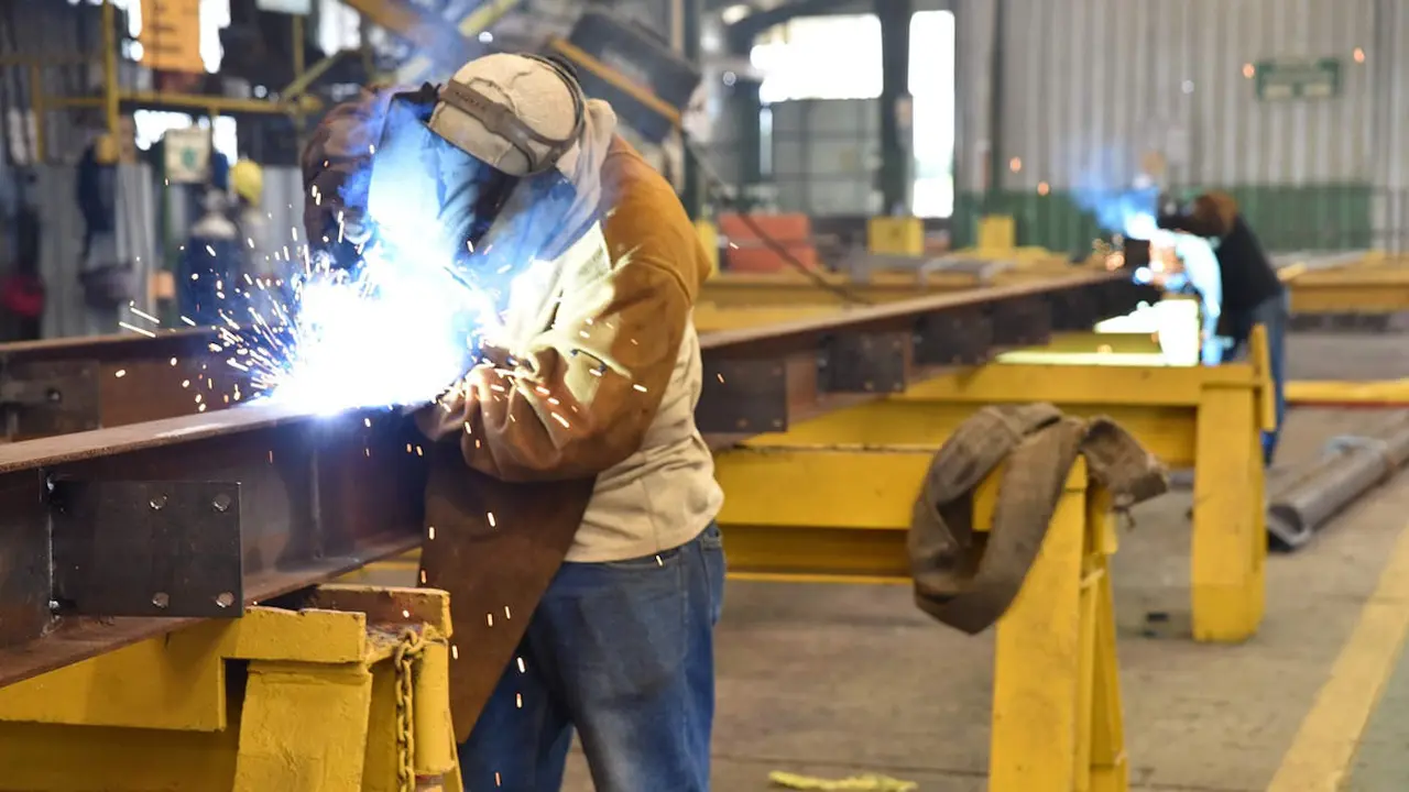 Un soldador en su puesto de trabajo. PIXABAY