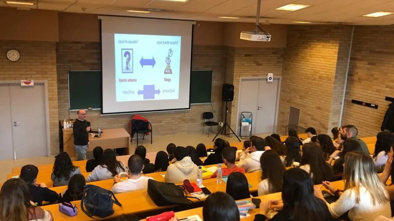 Un profesor imparte clase en un aula universitaria.EP