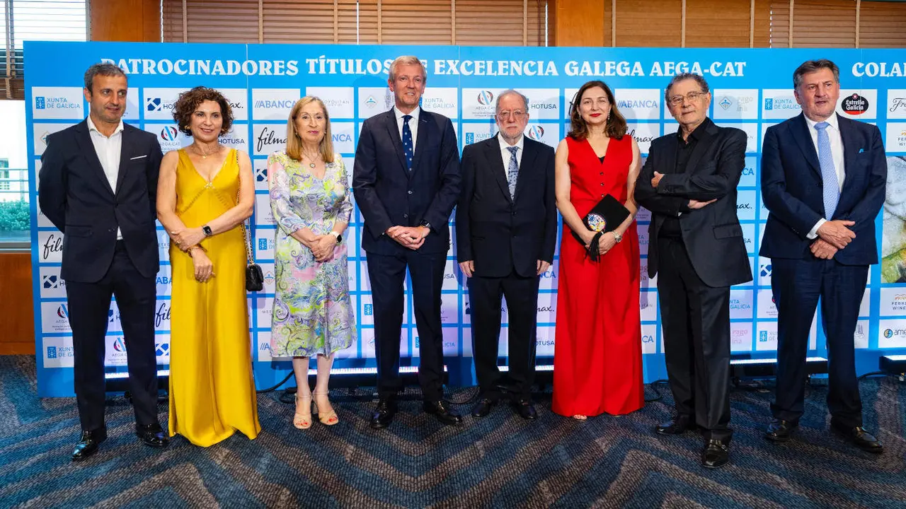 Los premiados junto al presidente de la Xunta y el de la Asociación de Empresarios Gallegos de Cataluña. EP