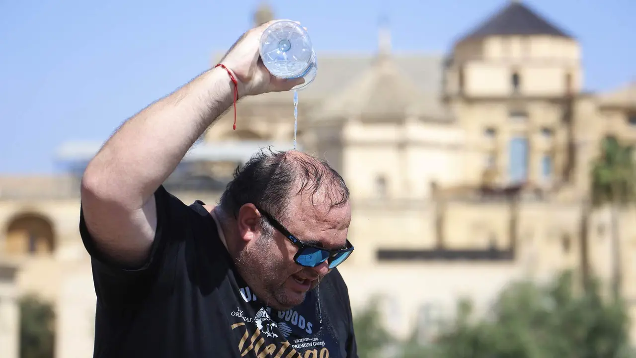Un hombre trata de refrescarse. EFE