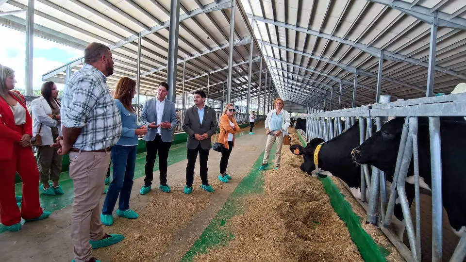 La presidenta de Grupo Lence, la conselleira de Medio Rural y el delegado del Gobierno visitaron la nueva granja de Os Loureiros en Vimianzo. EP