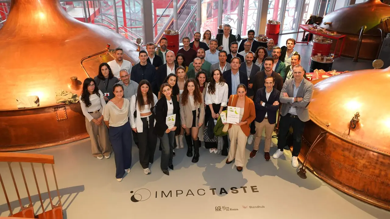 Los autores de las seis propuestas finalistas, en la presentaci&oacute;n de sus ideas en A Grela con Ignacio Rivera. EP