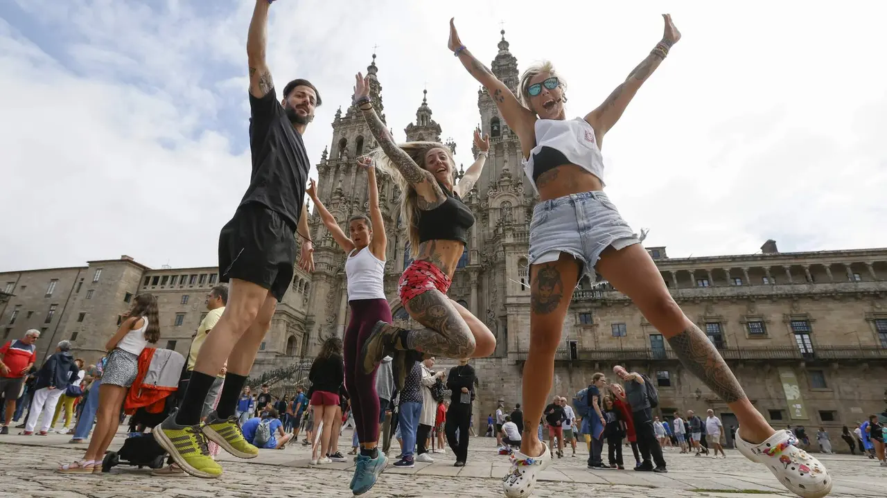 Unos peregrinos llegados al Obradoiro. LAVANDEIRA JR