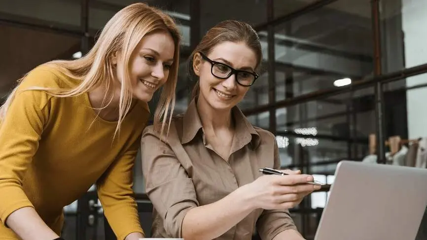 mujeres trabajando con ordenador en oficina
