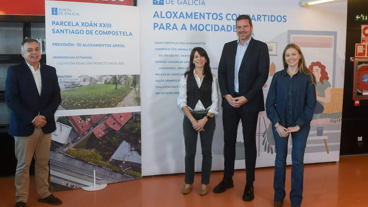 Los conselleiros de Vivenda y Cultura e Xuventude presentaron ayer la iniciativa en Santiago.EP