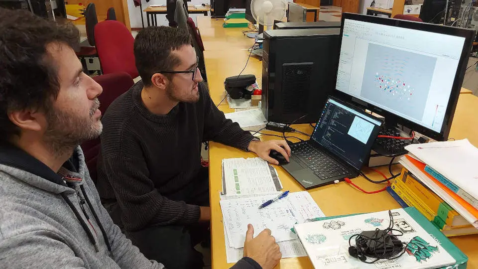 Los investigadores principales del proyecto, Andrés Prieto y Pablo Rubial, observan un fondo marino elaborado con modelos matemáticos. EP