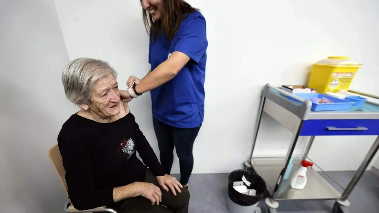 Una mujer recibiendo la inmunización este miércoles en el vacunódromo del Hula. VICTORIA RODRÍGUEZ