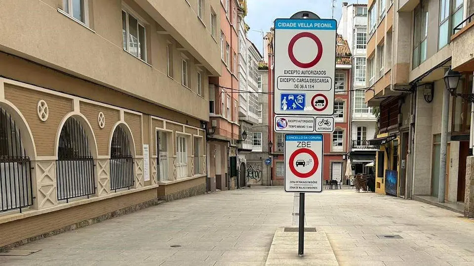 Una señal que delimita la zona de bajas emisiones de A Coruña. EP