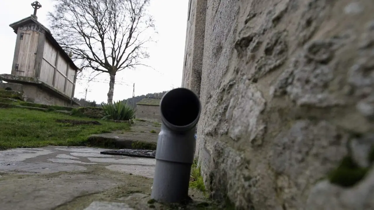 Respiradero para aliviar la concentración de radón en una vivienda en Lugo