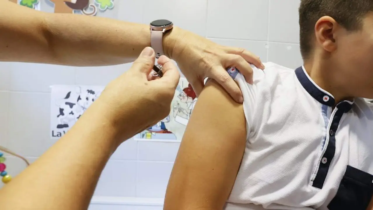 Vacunación de un niño. EFE