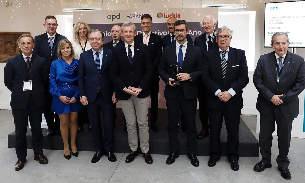 Sierra, tras ser galardonado en un acto con Rueda y representantes del mundo directivo y empresarial