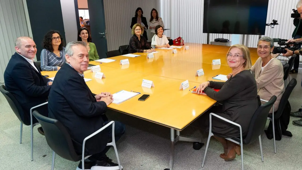 El conselleiro de Sanidade encabezó ayer la constitución del comité clínico. EP