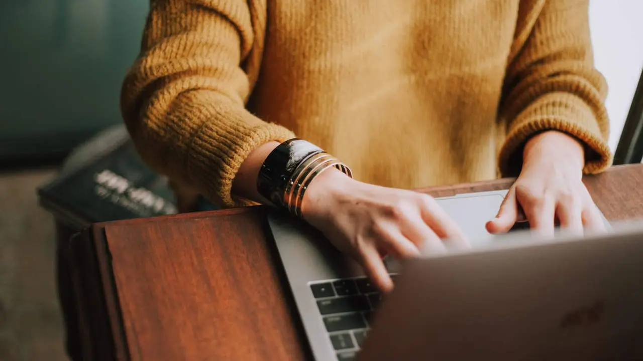 Un hombre usa su portátil. PIXABAY