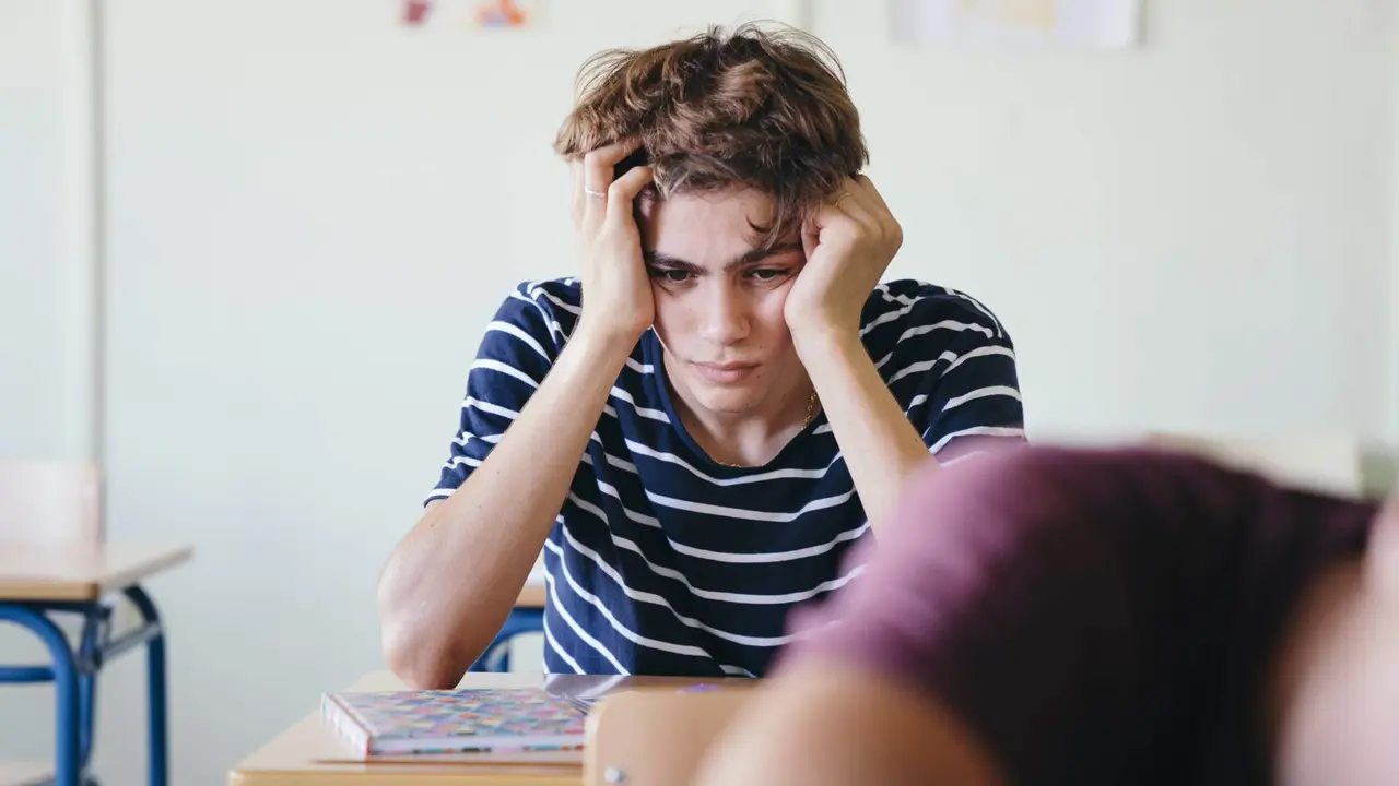 Un estudiante aburrido en clase. FREEPICK