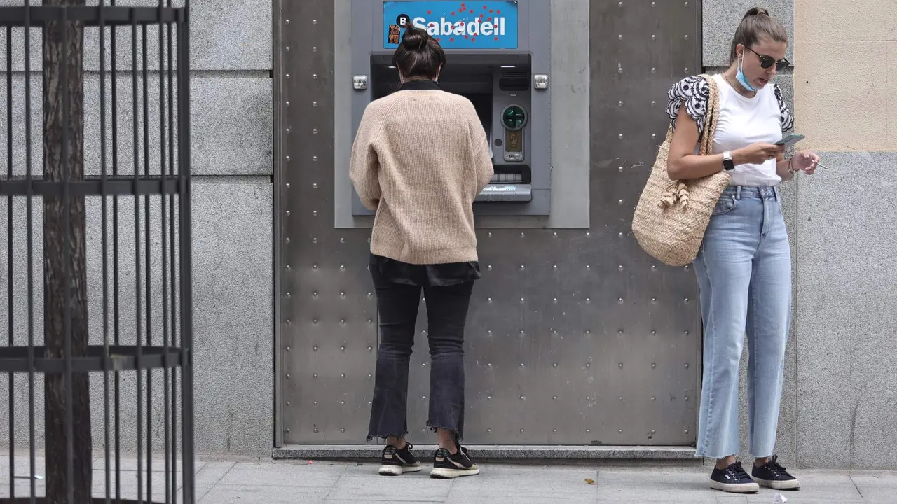 Una mujer en un cajero. EUROPA PRESS