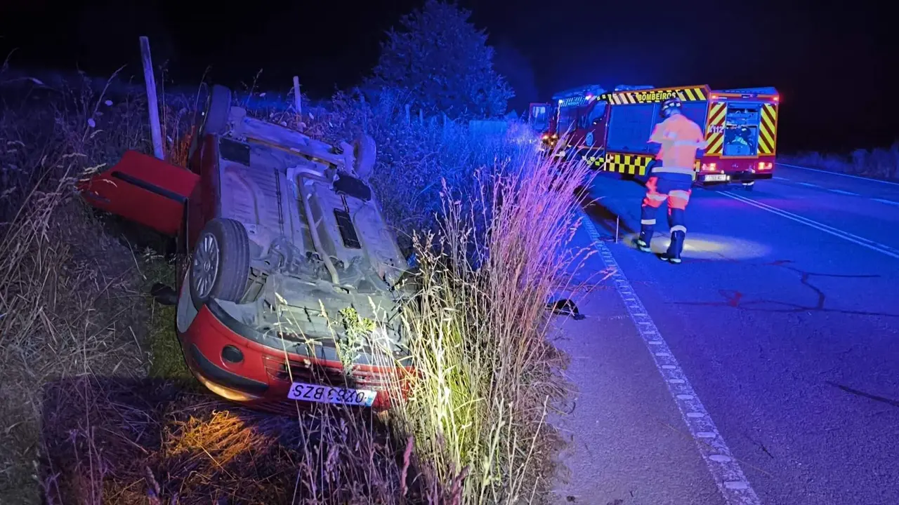 Los bomberos de Sarria excarcelan a los dos ocupantes de un coche que se sali&oacute; de la v&iacute;a en Samos. AEP