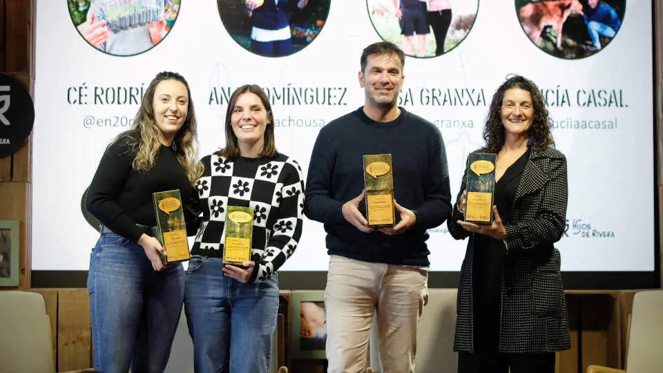C&eacute; Rodr&iacute;guez, Ana Dom&iacute;nguez, Luc&iacute;a Casal y Sandra Mart&iacute;nez posan con su premio. EP