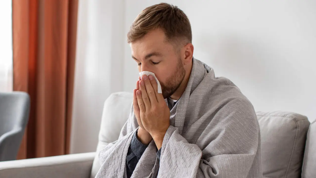 Una persona acatarrada.Freepik