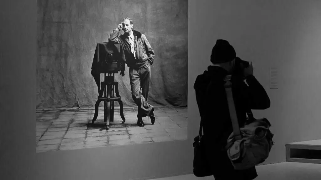 Irving Penn posa nunha fotografía que se pode ver na Fundación Marta Ortega. EUROPA PRESS
