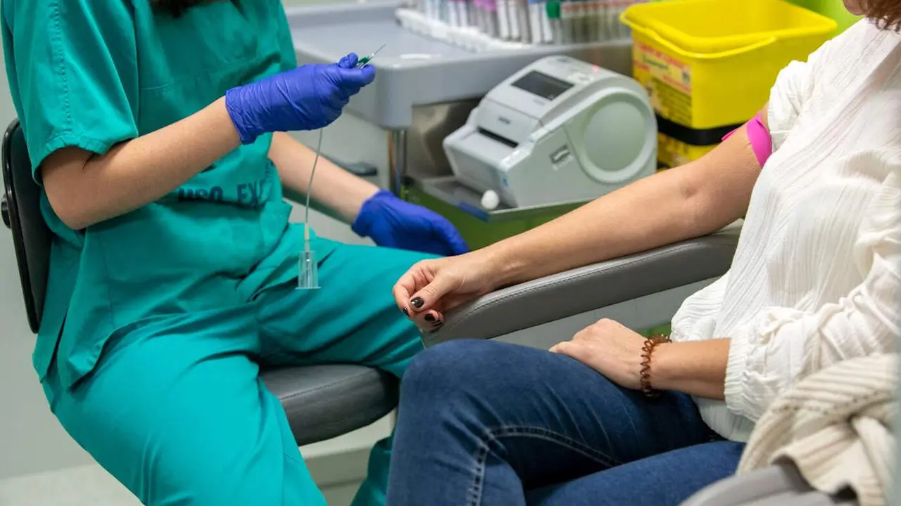 Una sanitaria se prepara para una extracción de sangre.EP