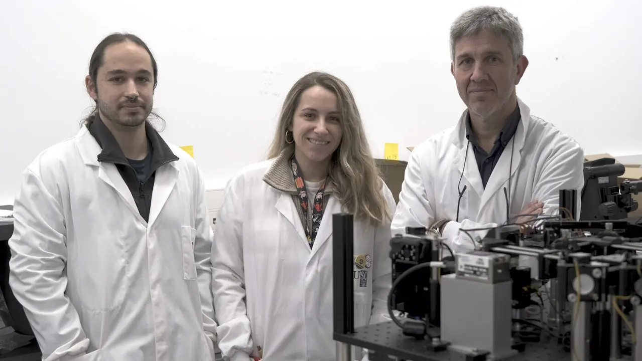 Los investigadores de la USC Marcel Santos, Noa Varela y Francisco Rivadulla. EP
