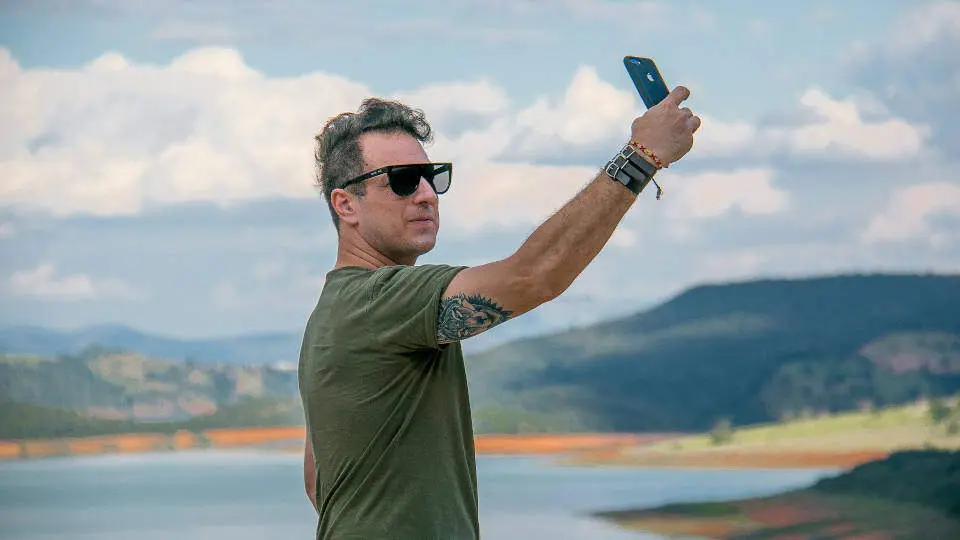 Un hombre tomándose un selfie para las redes sociales. EP