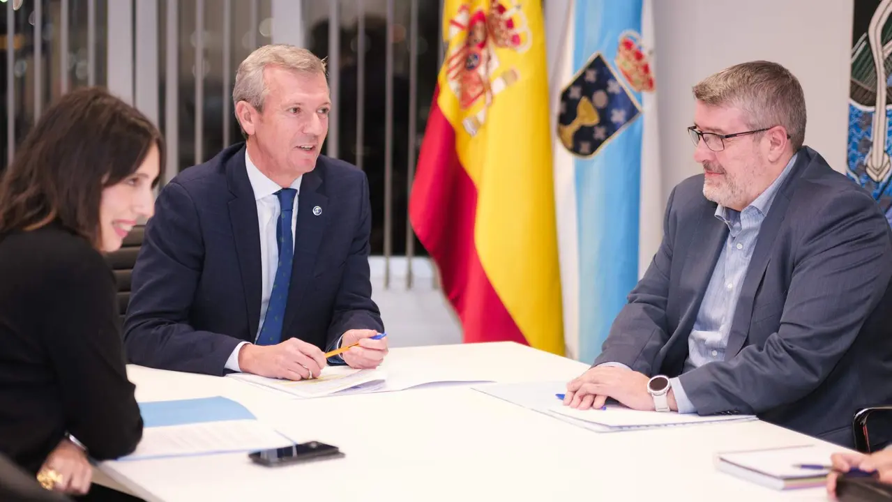 Rueda y Lorenzana se reunieron con José Luis Alonso Mosquera, director de la planta de Stellantis Vigo. EP