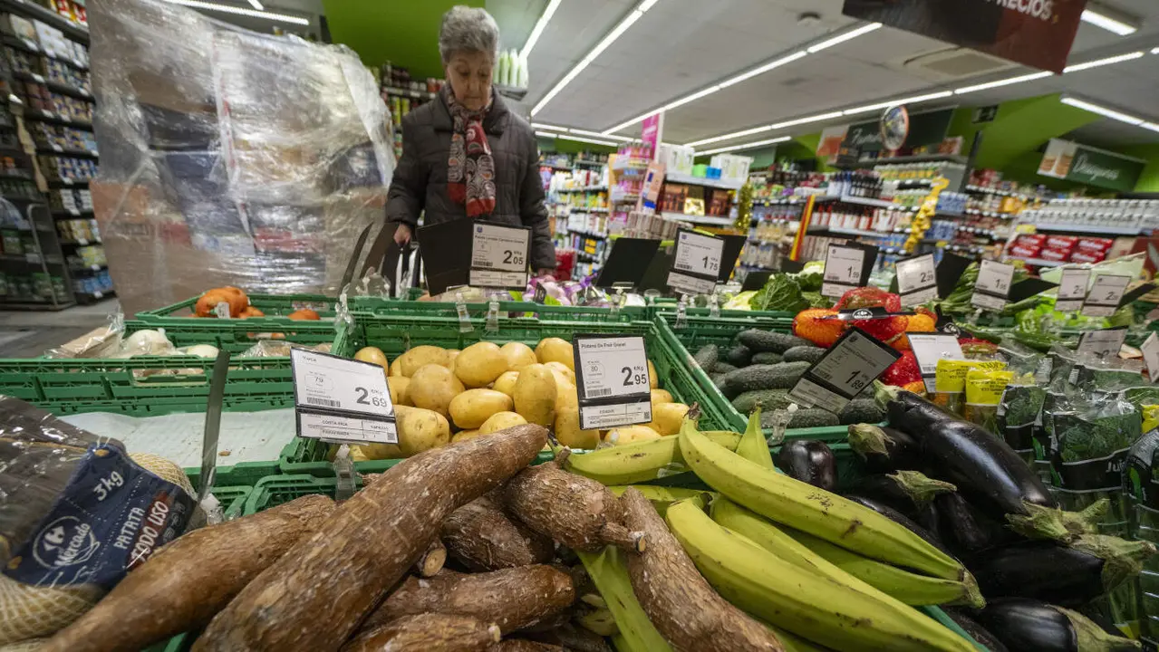 Un puesto de fruta y verdura en un mercado. EFE