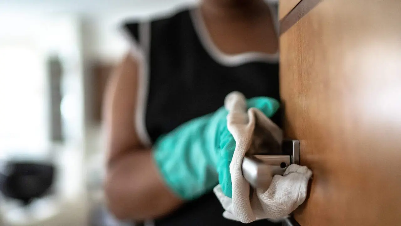 El 97% de los empleados del hogar son mujeres en Galicia. EP