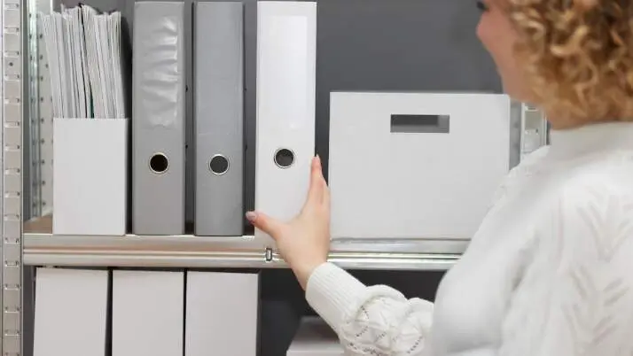 Trabajadora en una oficina. EP