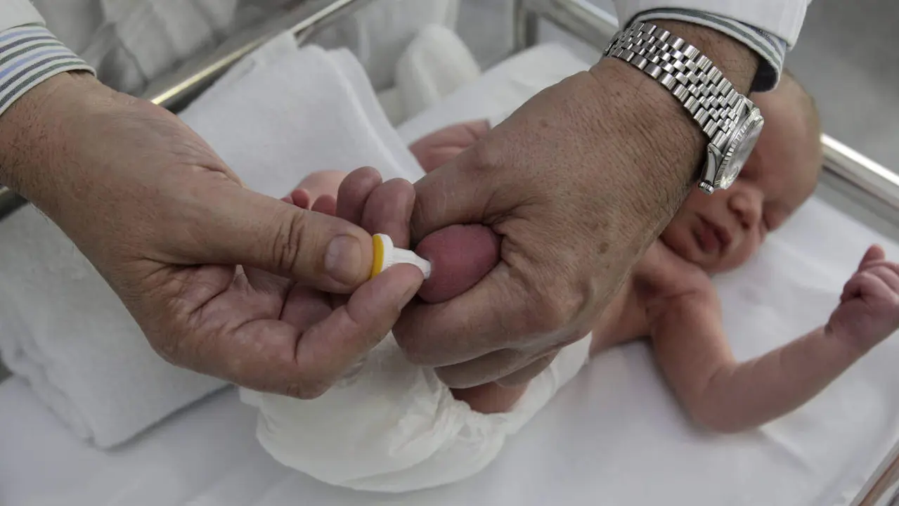 Personal sanitario realiza la prueba del tal&oacute;n a un reci&eacute;n nacido en el Hula. PONTE
