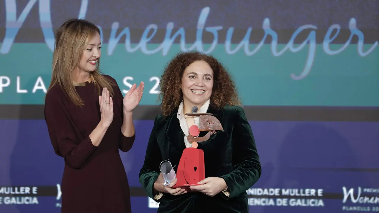 María Loureiro recollendo o premio. EFE